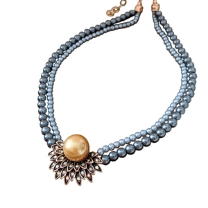 Collier double rang de perles avec grosse perle dorée sur une base en métal fleuri