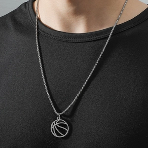 Gepolijste roestvrijstalen volleybal hanger ketting gedragen door een model voor sport