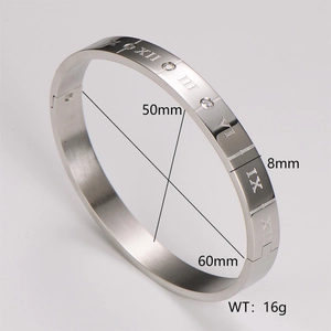 Detalle de brazalete de acero plateado con números romanos e incrustación de circón