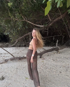 Détail de la broderie à paillettes étoiles sur le pantalon de plage en tulle marron
