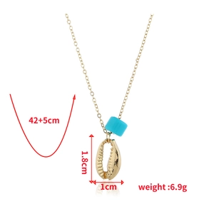Detailed view of sea shell pendant necklace with size measurements 42+5cm and 6.9g weight