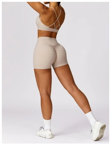 Détail du short de yoga effet push-up et brassière dos croisé en tissu beige mat