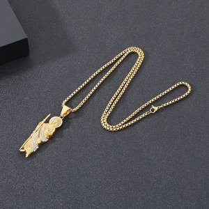 Gros plan du pendentif Saint Jude plaqué or avec cristaux sur une chaîne box
