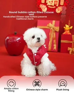 Detalle del chaleco rojo para perro estilo chino con forro de piel blanca y botones