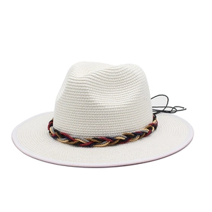 Dettaglio cappello Panama in paglia color crema con nastro in corda intrecciata