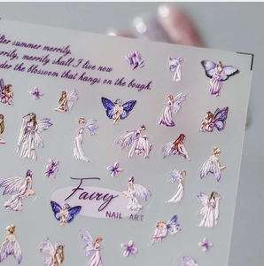 Détail de stickers à ongles gaufrés fée et papillon violets avec fini mat et fleurs décoratives