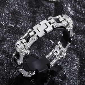 Gothic Punk Totenkopf Armband aus poliertem Edelstahl für Herren in Silberoptik