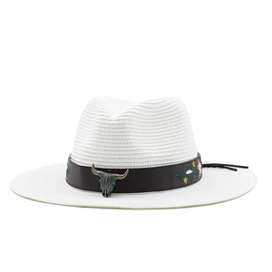 Cappello di paglia bianco con cinturino in pelle borchiata, ciondolo a toro e ricami floreali