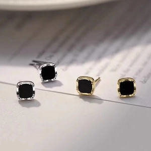 Minimalistische quadratische Ohrstecker in Gold und Silber mit schwarzem Finish