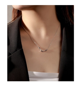 Collana a V minimalista in argento su modella con pendente a goccia e completo nero