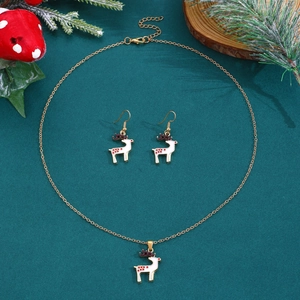 Nahaufnahme von goldenem Weihnachts-Rentier-Set mit Halskette und Emaille-Ohrringen