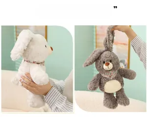 Detalle de muñecos de peluche de conejo en blanco y gris con pañuelos de flores