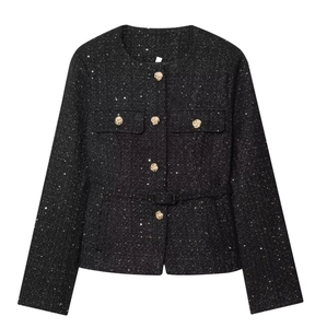 Detailansicht der schwarzen Tweed-Jacke mit Goldknöpfen und dezentem Paillettenbesatz