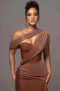 Dettaglio dell'abito aderente bronzo scintillante con design monospalla e vita a corsetto