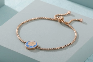 Dettaglio del bracciale Capricorno oro rosa con ciondolo smalto blu e chiusura regolabile