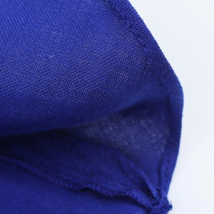 Primer plano de tela de mezcla de lino azul oscuro con detalle de tejido denso