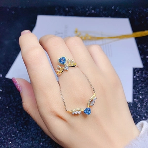 Eleganter Flügel und Kronenschmuck mit blauem Herzstein und poliertem Silber-Finish