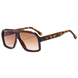 Retro oversized tortoiseshell sunglasses with brown gradient lenses for men and women