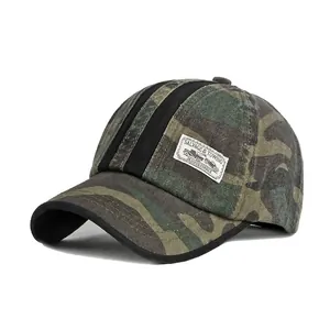Cappellino da baseball mimetico con toppa vintage e strisce nere sulla parte superiore