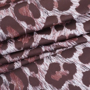 Gros plan détaillé montrant l'imprimé léopard et la texture du tissu sergé d'un combishort