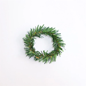 Mini-Weihnachts-Serviettenring aus grünen PVC-Kiefernnadeln und Kranz auf weißem Grund