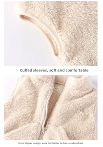 Dettaglio del gilet in peluche per neonati con colletto a zip e polsini rifiniti