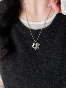 Détail du collier cheval en argent avec plaque gravée Sweet Love pour femme chic