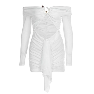 Robe courte blanche à manches longues avec découpes, fronces et anneau métallique