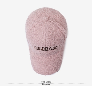 Vue de dessus de la casquette rose en molleton avec broderie Colorado et texture