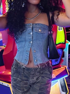 Détail du haut bustier en jean bleu avec fermeture à boutons et ourlet brut effiloché