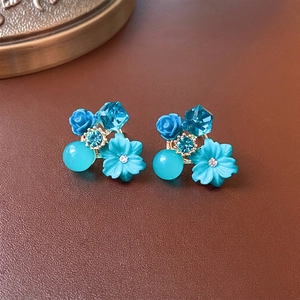 Elegante Blumenoherringe aus Silbernadel mit blauen Opalen, Kristallen und Blumen-Design