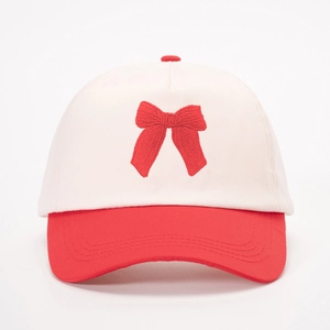 Berretto da baseball bianco e rosso color block con fiocco ricamato e cinturino