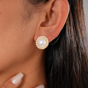 Boucles d'oreilles perles baroques avec finition dorée sur mannequin, style vintage