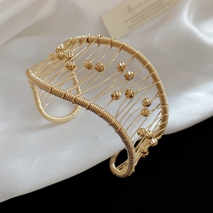 Bracelet jonc ouvert doré avec fil enroulé minimaliste et perles géométriques chic