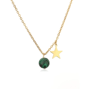 Detailaufnahme der Goldkette mit rundem grünem Malachit und einem Sternanhänger