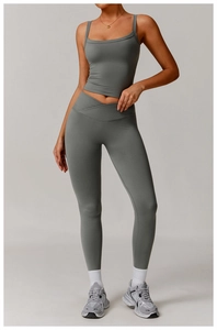 Détail du tissu brossé haute élasticité sur cet ensemble brassière et legging gris