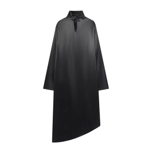 Robe élégante en satin noir à manches longues, col montant avec ourlet asymétrique