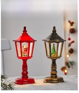 Détail de la lanterne de Noël LED avec Père Noël et effet d'eau scintillante vintage