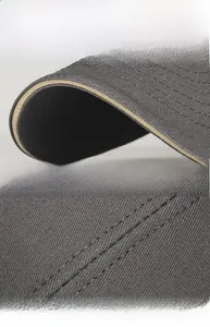Makroansicht der grauen Baseballkappe mit Sandwich-Schirm und Twill-Stoffstruktur im Detail