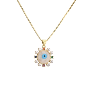 Collana occhio del diavolo placcata oro con perle e zirconi colorati su sfondo bianco