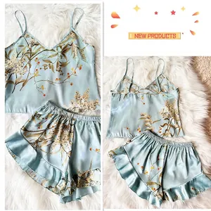 Ensemble de pyjama en soie glacée à imprimé floral avec short à volants bleu clair