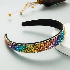 Dettaglio di un cerchietto con strass colorati sfumati e fodera interna antiscivolo