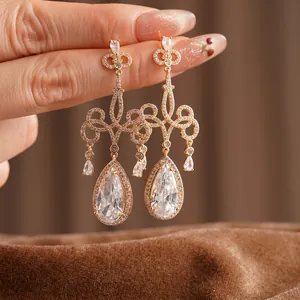 Boucles d'oreilles pendantes en argent avec zircons en forme de goutte et dorure luxe
