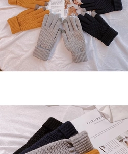 Dettaglio dei guanti in maglia spessa con funzione touch screen in vari colori caldi