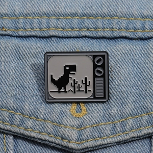 Spilla in smalto dinosauro pixel retrò stile TV su tasca di giacca denim