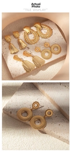 Vue détaillée de boucles d'oreilles vintage dorées aux motifs géométriques