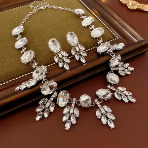 Elegantes silbernes Schmuckset mit Kristallhalskette und Ohrringen auf Vintage-Rahmen