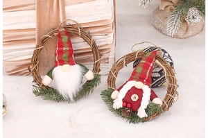 Détail de couronnes de gnomes de Noël avec chapeaux à carreaux, épines de pin et pommes de pin