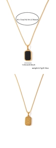 Détails du collier en acier titane doré avec pendentif noir et gravure de citation