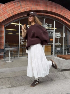 Sweat-shirt marron surdimensionné avec broderie et jupe longue blanche à volants